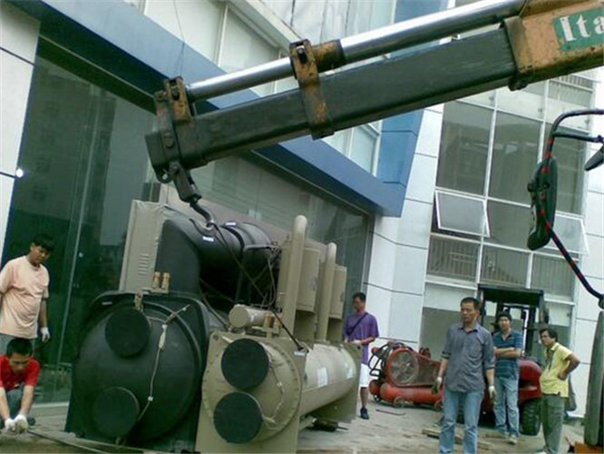 汉中市随车吊和汽车吊的核心区别是什么？哪种更省钱？